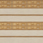 Beige Elitis-stof met horizontale banen in aardetinten en een geometrisch Escondido Alma WO 114 22-patroon.