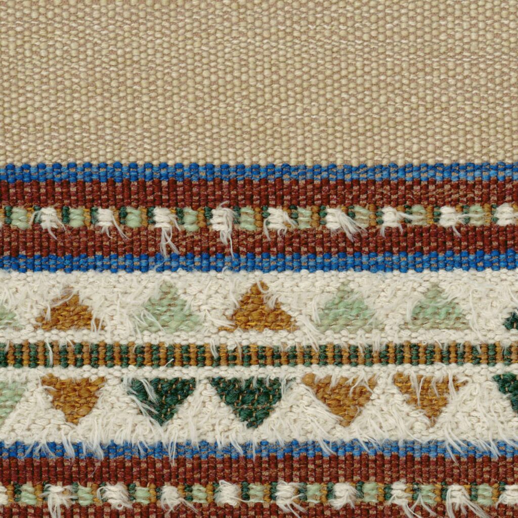Detailopname van Elitis-stof Escondido Alma WO 114 41 met een geweven patroon in aardetinten en geometrische motieven.
