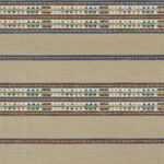 Beige Elitis-stof Escondido Alma WO 114 41 met horizontale strepen en etnisch geïnspireerd patroon in groen, oranje en donkerbruin.