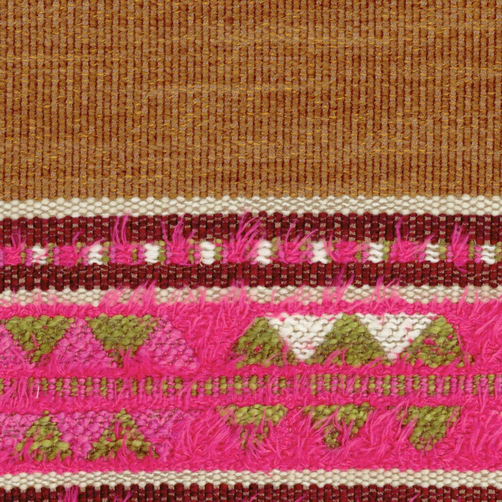 Detail van Elitis-stof Escondido Alma WO 114 56 met kleurrijk geweven patroon in roze, groen, wit en bruin.