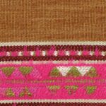 Detail van Elitis-stof Escondido Alma WO 114 56 met kleurrijk geweven patroon in roze, groen, wit en bruin.