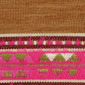 Detail van Elitis-stof Escondido Alma WO 114 56 met kleurrijk geweven patroon in roze, groen, wit en bruin.