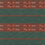 Groen textielpatroon van Elitis-stof Escondido Alma WO 114 67 met horizontale etnisch geïnspireerde banen in rood, wit en zwart.