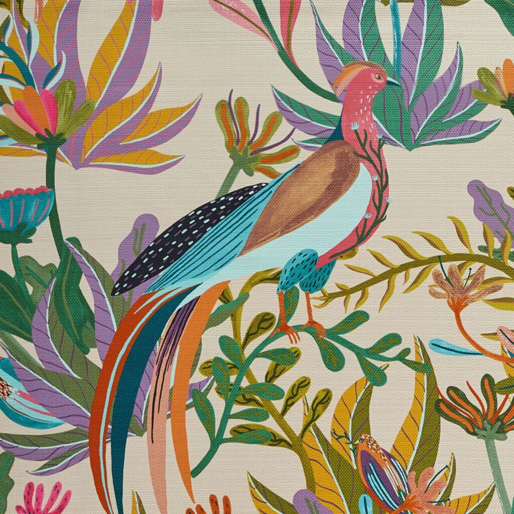 Gedetailleerde illustratie van een kleurrijke exotische vogel te midden van tropische planten, gedrukt op Elitis-stof Izamal CN 001 22.