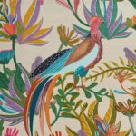 Gedetailleerde illustratie van een kleurrijke exotische vogel te midden van tropische planten, gedrukt op Elitis-stof Izamal CN 001 22.