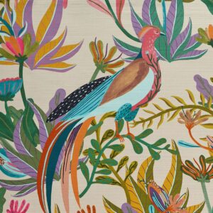 Gedetailleerde illustratie van een kleurrijke exotische vogel te midden van tropische planten, gedrukt op Elitis-stof Izamal CN 001 22.