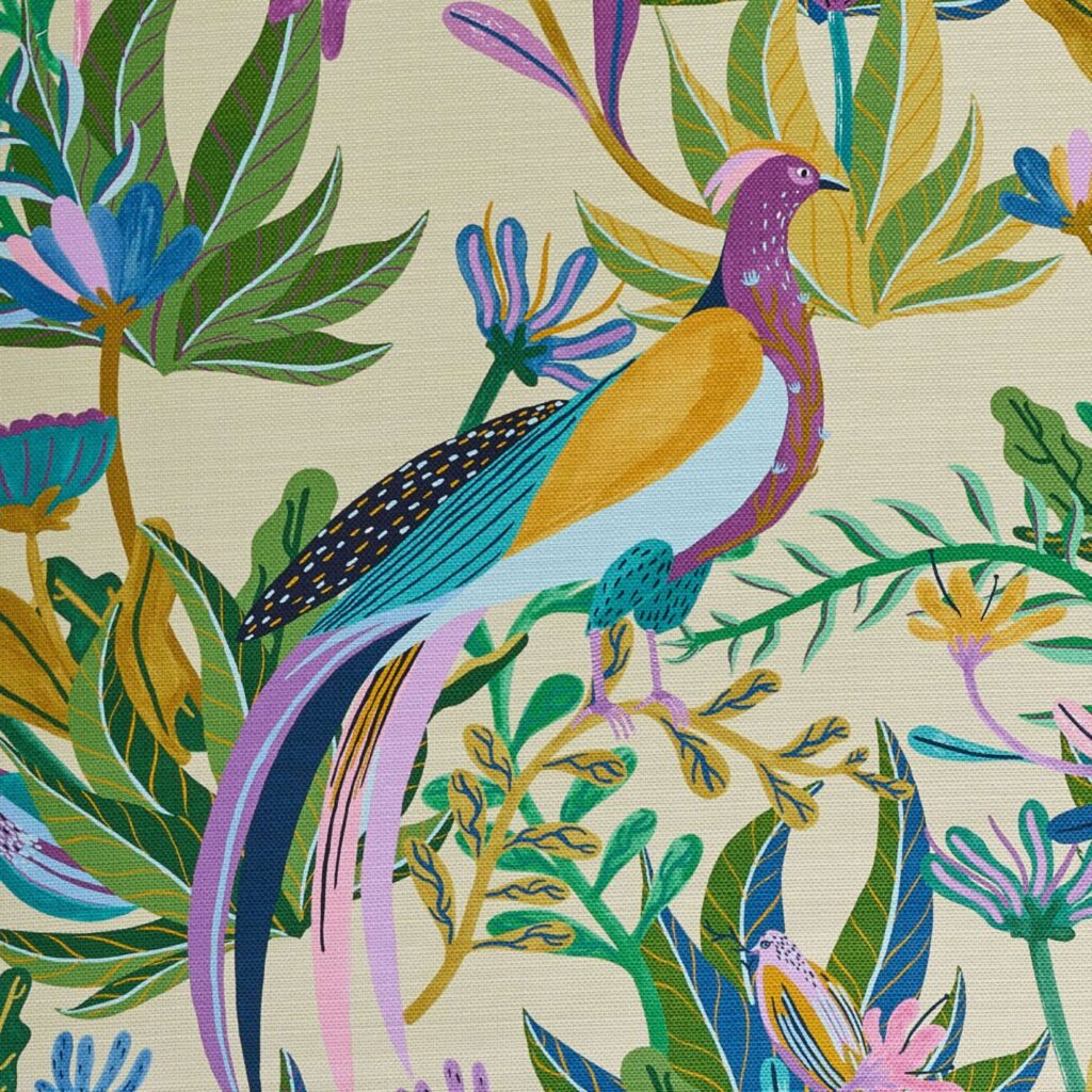 Kleurrijke Elitis-stof Izamal CN 001-31 met een sierlijke vogel te midden van tropische bloemen en bladeren.