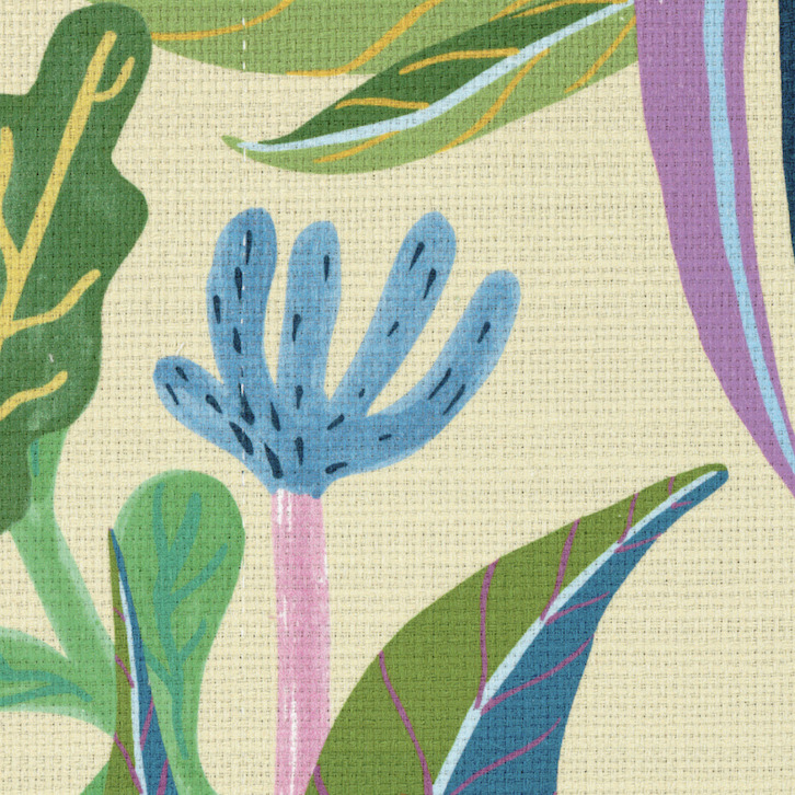 Detail van de Elitis-stof Izamal CN 001-31 met kleurrijk bloem- en bladmotief op geweven achtergrond.