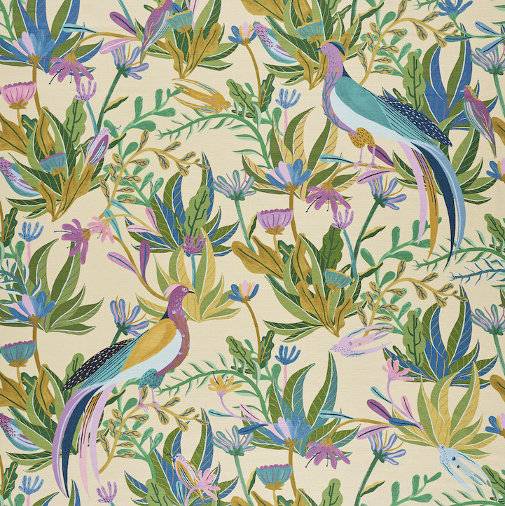 Decoratief Elitis Izamal CN 001-31 patroon met kleurrijke vogels en tropische bladeren op een lichtgekleurde achtergrond.