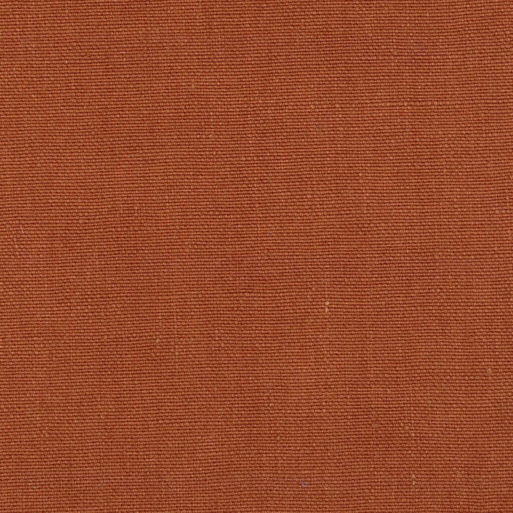 Detailopname van de roodbruine Elitis-stof Kaila LI 890 35 met fijne weefstructuur.
