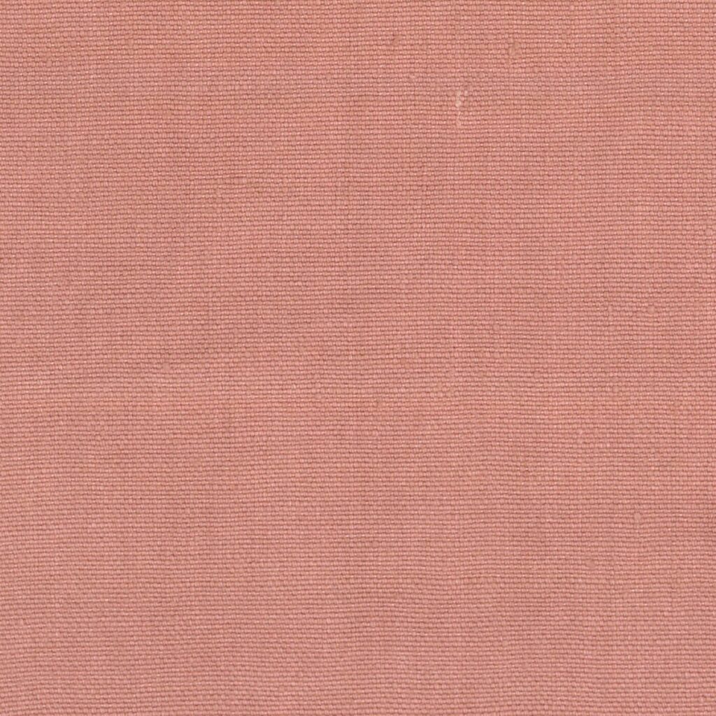 Zalmroze Elitis-stof Kaila LI 890-51 met fijne, gelijkmatige textuur.