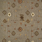 Bruinbeige Elitis-stof Loreto LZ 890 22 met geometrisch borduurpatroon in aardetinten.