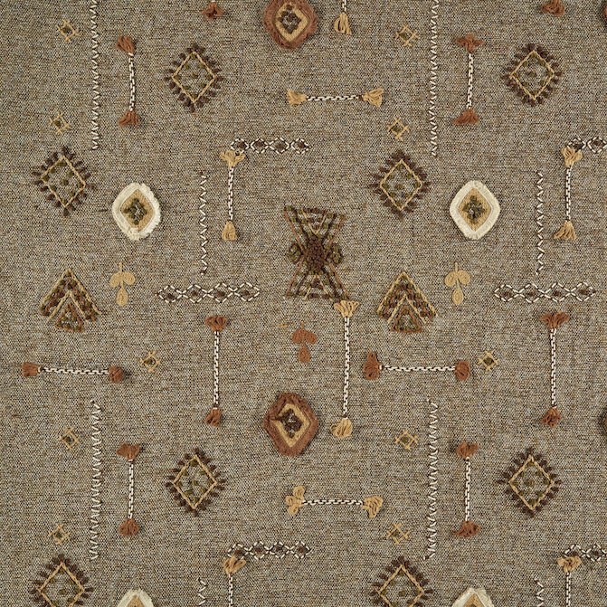 Bruinbeige Elitis-stof Loreto LZ 890 22 met geometrisch borduurpatroon in aardetinten.