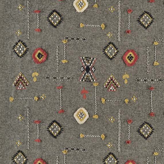 Grijze Elitis-stof Loreto LZ 890 49 met kleurrijk, geometrisch en geborduurd patroon.