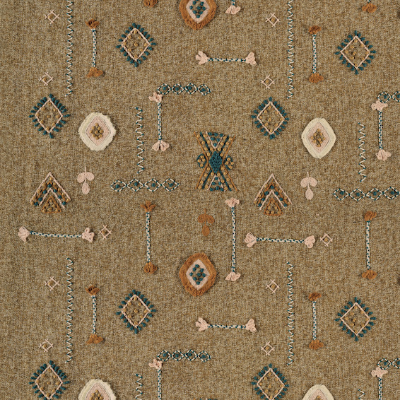 Bruin Elitis-stofpatroon Loreto LZ 890 79 met geometrische en geborduurde motieven in beige, roze, blauw en oranje tinten.