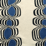 Stofpatroon Escale LI 865 40 van Elitis met abstracte blauwe en zwarte vormen op een beige achtergrond.