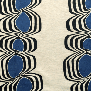 Stofpatroon Escale LI 865 40 van Elitis met abstracte blauwe en zwarte vormen op een beige achtergrond.