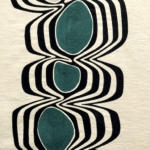 Decoratieve Elitis-stof uit de Escale-collectie met abstract patroon van turquoise en zwarte golvende lijnen op een beige achtergrond.