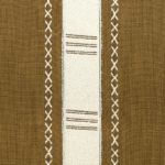 Bruin Elitis Escale LI 878-22 textiel met een crèmekleurige middenbaan, versierd met kruissteken en lijnen.