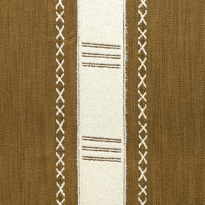 Bruin Elitis Escale LI 878-22 textiel met een crèmekleurige middenbaan, versierd met kruissteken en lijnen.
