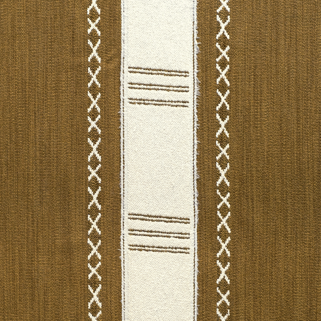 Bruin Elitis Escale LI 878-22 textiel met een crèmekleurige middenbaan, versierd met kruissteken en lijnen.