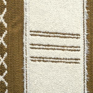 Detail van Elitis-stof Escale LI 878 22 met geweven patroon in wit en olijfgroen.