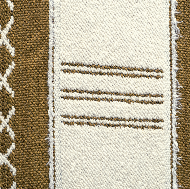 Detail van Elitis-stof Escale LI 878 22 met geweven patroon in wit en olijfgroen.