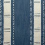Blauw-wit Elitis Escale LI 878-40 stofpatroon met verticale strepen en decoratieve lijnen.