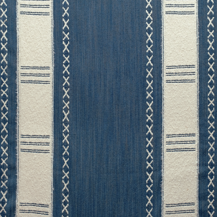Blauw-wit Elitis Escale LI 878-40 stofpatroon met verticale strepen en decoratieve lijnen.