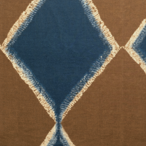 Stofpatroon van Elitis Escale LI 883 40 met grote blauw-witte ruit op een bruine achtergrond.