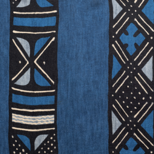 Stofpatroon uit de Elitis Escale LI 884 40 collectie met blauwe en zwarte tribale motieven.