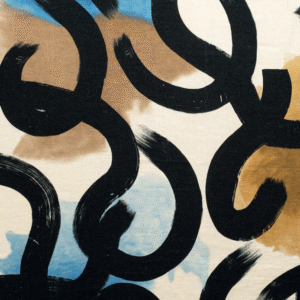 Abstract dessin op Elitis-stof Escale LI 885 40 met zwarte penseelstreken en beige, blauwe en okergele accenten.