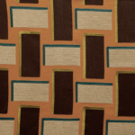 Stofpatroon Elitis Escale LZ 866 37 met rechthoekige vormen in bruin, beige, groen en blauw op een oranjebruine achtergrond.