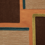 Detail van Elitis-stof Escale LZ 866 37 met rechthoekige patronen in bruin, beige, groen en blauw op een oranje achtergrond.