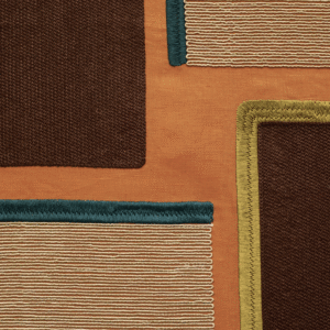 Detail van Elitis-stof Escale LZ 866 37 met rechthoekige patronen in bruin, beige, groen en blauw op een oranje achtergrond.