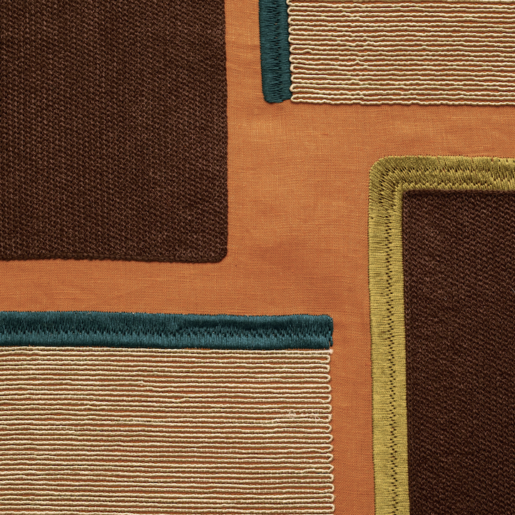Detail van Elitis-stof Escale LZ 866 37 met rechthoekige patronen in bruin, beige, groen en blauw op een oranje achtergrond.