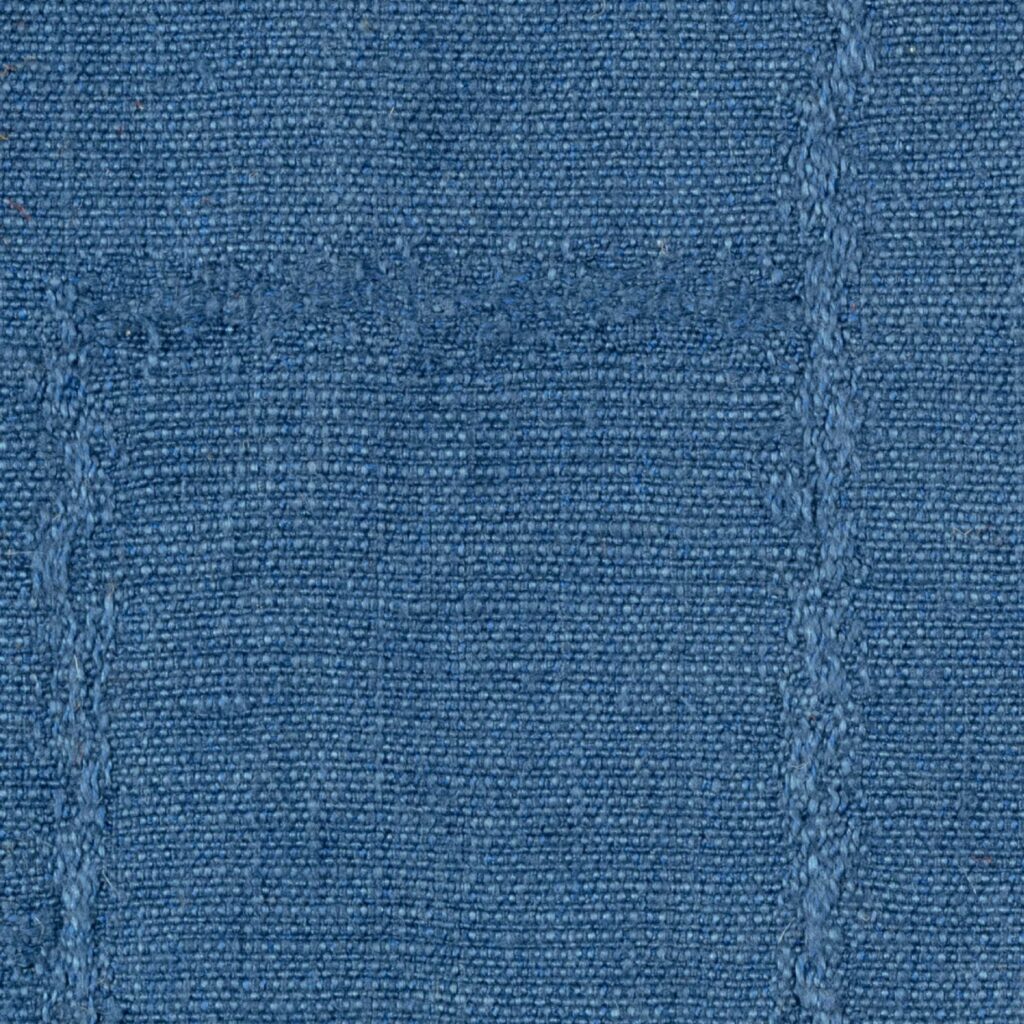 Detail van een blauwe Elitis Esprit LI 871 stof met een subtiel geweven ruitpatroon.