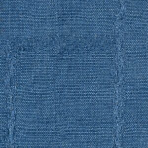 Detail van een blauwe Elitis Esprit LI 871 stof met een subtiel geweven ruitpatroon.