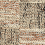 Gedetailleerde close-up van Elitis-stof Horizon LI 873 30 met een grof geweven patroon in beige, oranje en zwarttinten.