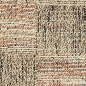 Gedetailleerde close-up van Elitis-stof Horizon LI 873 30 met een grof geweven patroon in beige, oranje en zwarttinten.