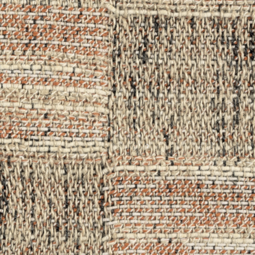 Gedetailleerde close-up van Elitis-stof Horizon LI 873 30 met een grof geweven patroon in beige, oranje en zwarttinten.