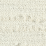 Close-up van de Elitis-stof Horizon LI 875 01 met een grof, crèmekleurig geweven textuur en subtiele lusdetails.
