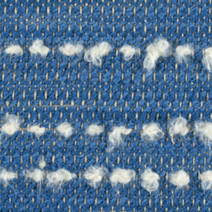 Detail van Elitis-stof Horizon LI 875 40 met blauw geweven patroon en witte, wollige accenten.