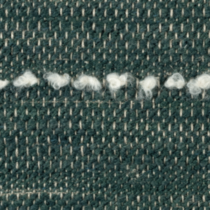 Groen Elitis Horizon LI 875 41 meubelstof met grove geweven structuur en witte decoratieve draadaccenten.