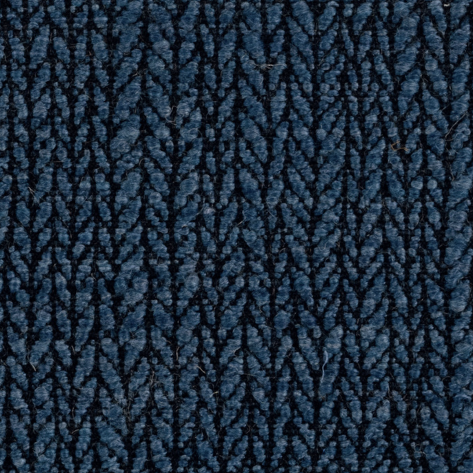 Donkerblauwe Elitis-stof Horizon LI 877 40 met een gestructureerd visgraatpatroon.
