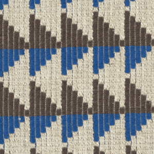 Detail van Elitis-stof Horizon LI 882 41 met geometrisch patroon in beige, bruin en blauw.