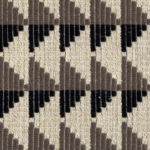 Detail van Elitis-stof Horizon LI 882 80 met een geometrisch patroon in beige, bruin en zwart.