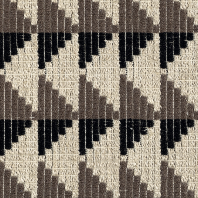 Detail van Elitis-stof Horizon LI 882 80 met een geometrisch patroon in beige, bruin en zwart.