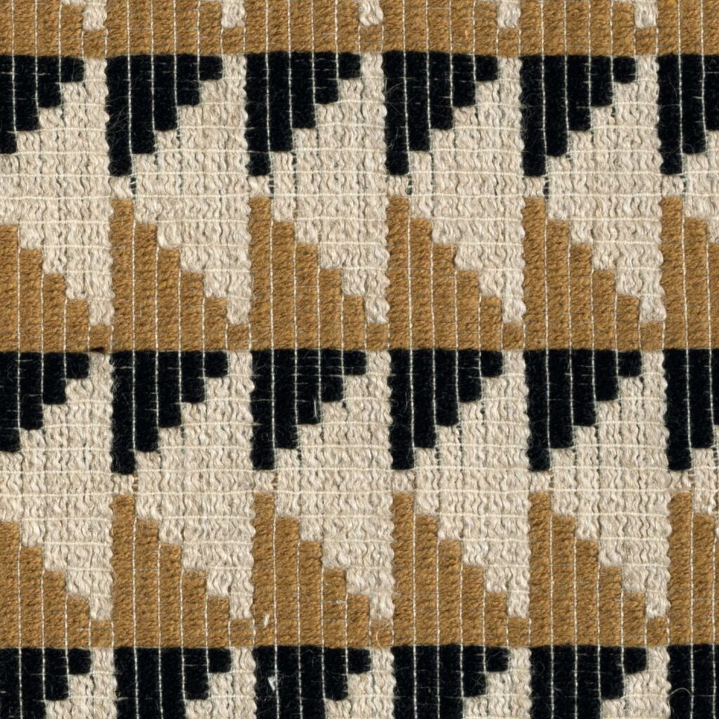 Close-up van Elitis-stof Horizon LI 882 met een geometrisch patroon in beige, zwart en bruin.