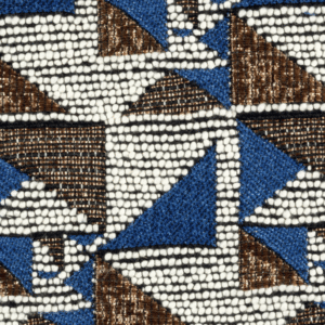 Detail van Elitis-stof Horizon LR 331 40 met geometrisch patroon in blauw, bruin en wit.